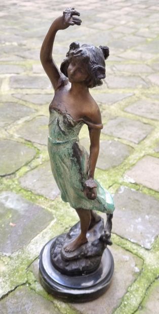  Femme à la fleur sculpture en régule à double...