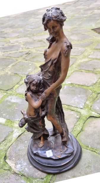 Femme et enfant sculpture à patine brune