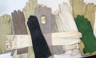 Lot composed of about twenty pairs of gloves...