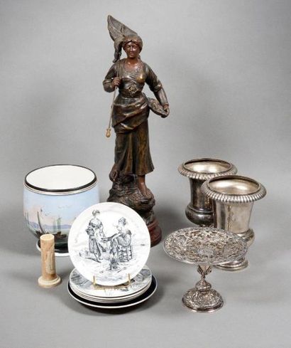 DIEPPE XIXe siècle Vase rouleau sur socle à doucine en ivoire marin orné d'un cartouche...