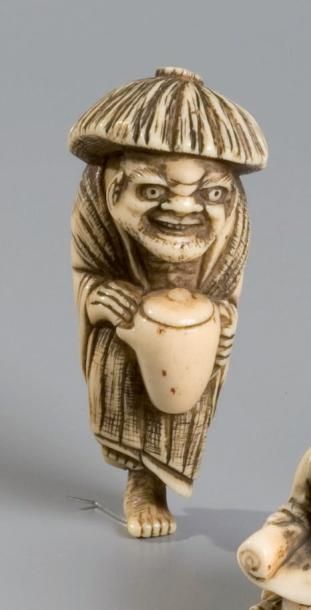 JAPON Netsuke en ivoire représentant un Sennin coiffé d'un grand chapeau, tenant...