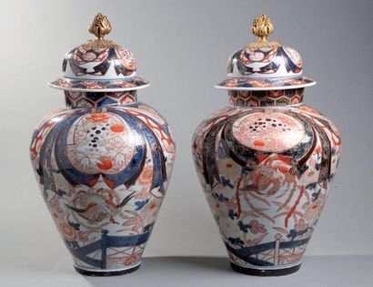 JAPON Paire de potiches couvertes en porcelaine d'Imari à décor bleu corail et or...
