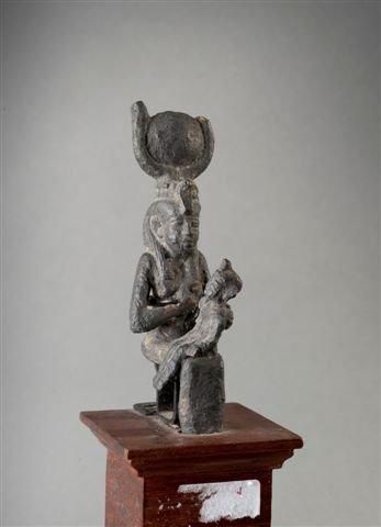 EGYPTE Basse Epoque Statuette d'Isis allaitant Horus. H : 10,9 cm Bronze 711 - 322...
