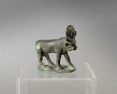EGYPTE Epoque Ptolémaïque Statuette ex-voto représentant le taureau Mnévis. Il repose...
