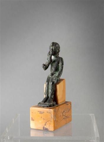 EGYPTE Epoque Ptolémaïque Statuette ex-voto représentant le dieu Harpocrate. Il est...