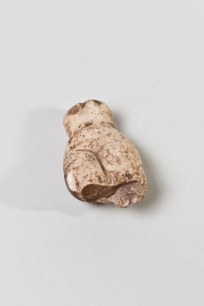 EGYPTE Egypte romaine Elément d'un corps de Vénus. H : 8,3 cm Marbre de patine ivoire....