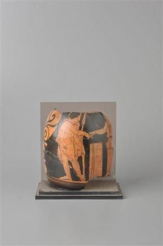 GRECE Fragment de vase en céramique noire à figure rouge figurant deux personnages...