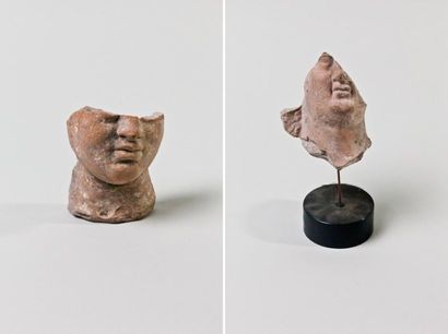 GRECE D'ASIE Lot comprenant deux fragments expressifs de visages masculin. Terre...