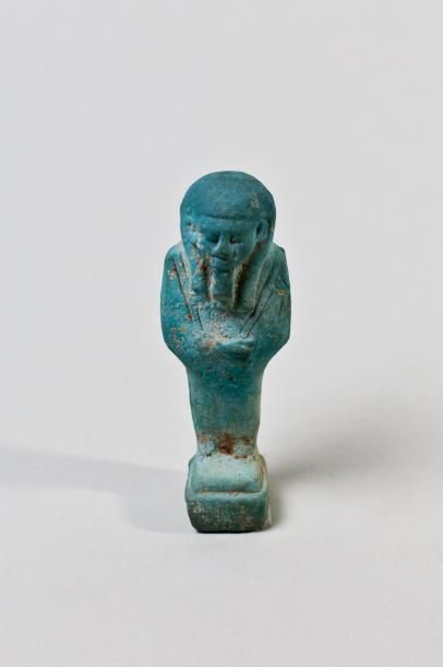 EGYPTE Basse Epoque Oushebti momiforme inscrit sur le pilier arrière H : 8,7 cm Faïence...