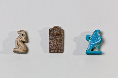 EGYPTE Basse Epoque Trois amulettes dont un Horus faucon, faïence bleu vert ; un...