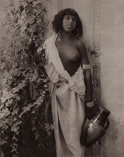 TUNISIE - LEHNERT & LANDROCK Sans Prix de réserve - 

Nu à la jarre, ca. 1904-1910.

Photogravure,...