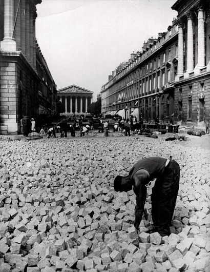 TRAVAUX – PARIS Sans Prix de réserve - 

"Les travaux pendant les vacances… les paveurs...