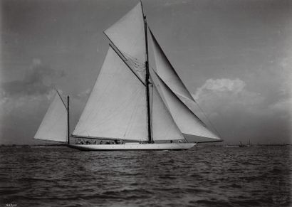 VOILES Sans Prix de réserve - 

Yachting au large de l'Ile de Wight, 1903.

Photographies...