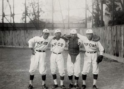 JAPON Sans Prix de réserve - 

Équipes de joueurs de baseball, Kyoto, KFCS, ca. 1930.

Photographies...