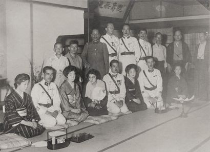 JAPON Sans Prix de réserve - 

Officiers et femmes en costume traditionnel, portraits,...
