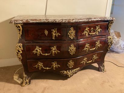  Commode galbée en placage de bois de palissandre, ouvrant à quatre tiroirs sur trois... Gazette Drouot