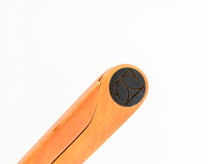 BOTTEGA GHIANDA Compas en bois clair et bois noirci, réalisé pour Tecno. 
Long. :...