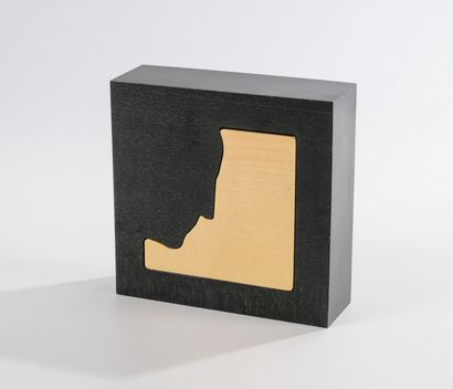 D’après Marcel DUCHAMP Blackened wood box with light wood lid in the shape of Marcel...