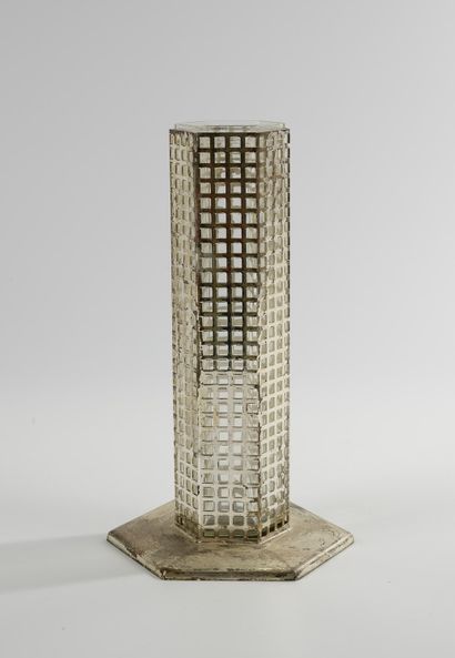 JOSEF HOFFMANN (1870-1956) Vase soliflore, modèle crée vers 1905

Edition Bieffeplast...