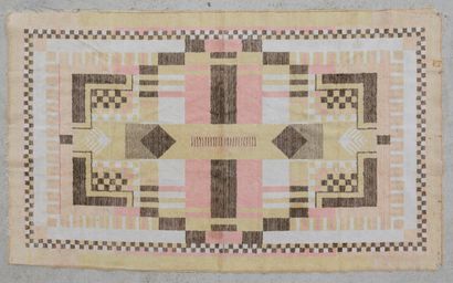 Travail des années 1930 Tapis en laine et soie à décor géométrique. Usure, taches,...