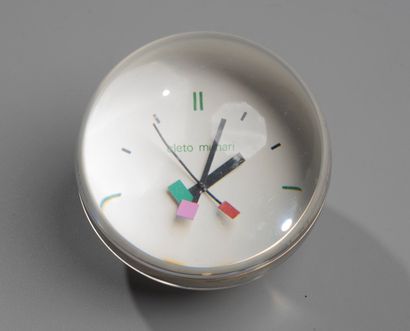 Cleto Munari (né en 1930) Horloge de table Sfera, vers 1980 
Sphère en PMMA, fermée...