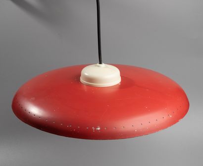 Travail italien, vers 1960 Suspension en tôle laquée rouge. 
Diam. : 38,5 cm