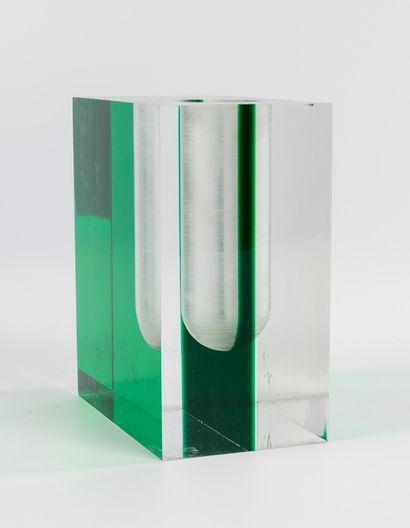 Sergio CALATRONI (né en 1951) Vase en PMMA clair et teinté vert, années 1990 
Haut. :...