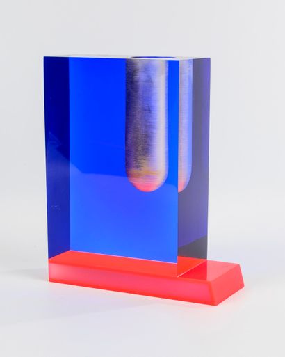 Sergio CALATRONI (né en 1951) Vase en PMMA teinté bleu et rose, années 1990 
Haut. :...