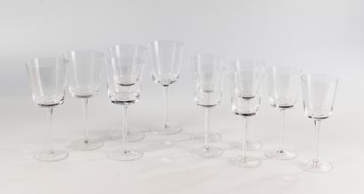 Edition Lobmeyer , attribué à Service de verres à pieds en verre composé de six verres...