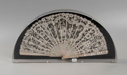 Fan with twelve strands of mother-of-pearl...