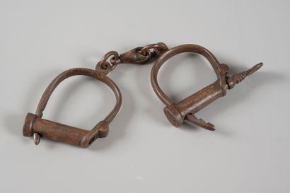 Handcuff of convict with its key. XIXth