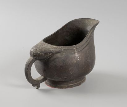 CHINA pourer with zoomorphic handle. Bronze....