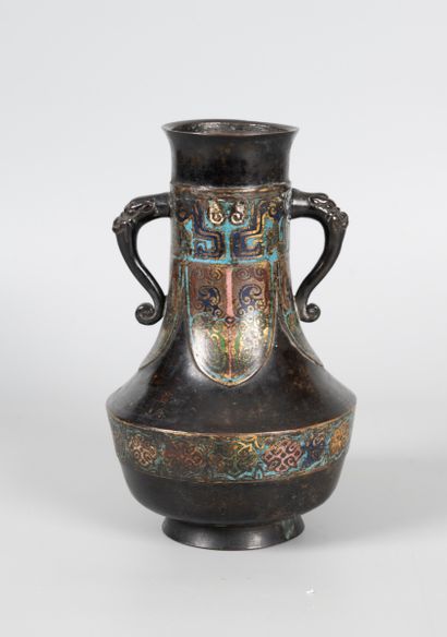 CHINE 
vase en bronze patiné et partiellement...