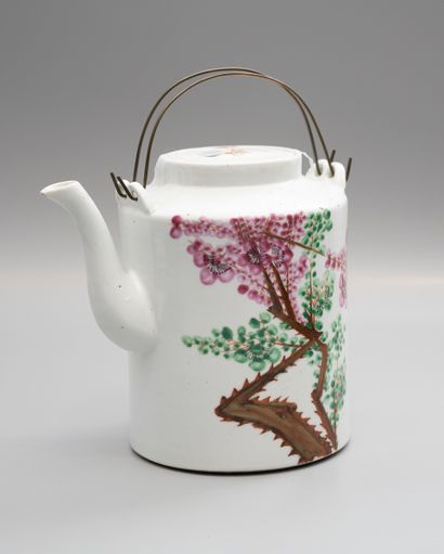 Porcelain set including a teapot and a Mao...