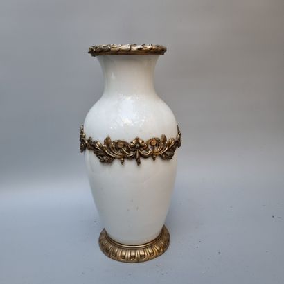 Vase balustre en verre opalin à monture bronze...