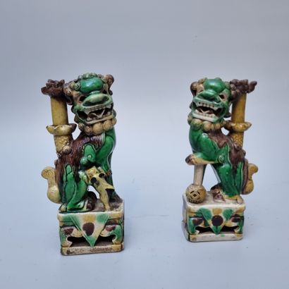 Pair of dogs of Fô in green and yellow enamelled...