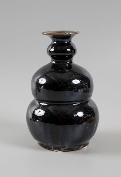 null Double gourd vase in brown-black enamelled stoneware.

Height. Height : 20,5...