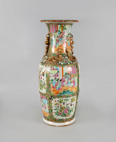 CANTON, XIXe siècle 
Vase en porcelaine émaillée...