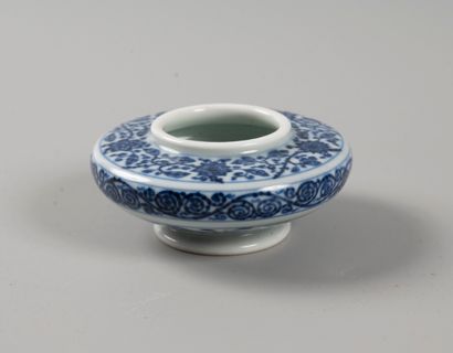  CHINE 
Coupe en porcelaine émaillée bleu blanc à décor de frises de fleurs 
H :...