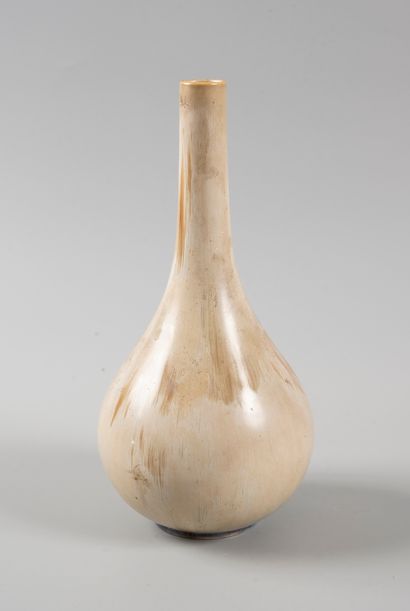 SEVRES vase à long col. Marqué S.1899