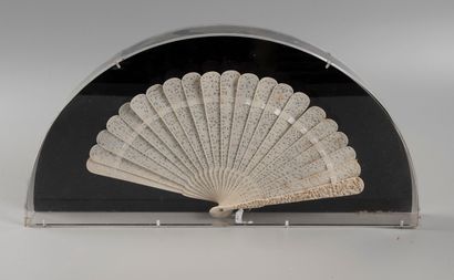 CANTON, circa 1900

Fan with ving-and-one...