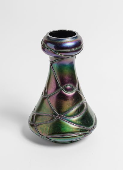 LOETZ, attribué à. 
Vase en verre noir irisé...