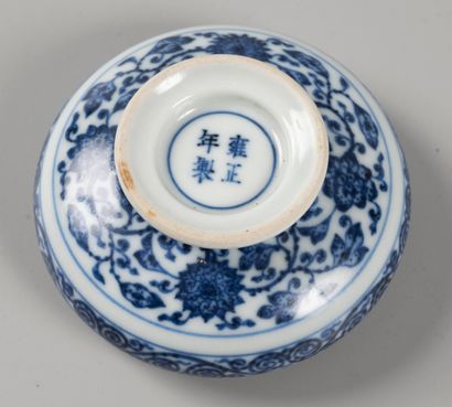 CHINE 
Coupe en porcelaine émaillée bleu blanc à décor de frises de fleurs 
H :...