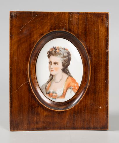 null Portrait of a woman miniature on enamelled medallion

H : 12 cm.

In a wooden...