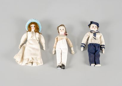 null Trois poupées miniatures en biscuit

H : 18 cm.