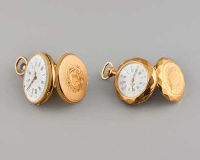 null 
Deux montres de col en or 18K, cadrans émaillés, revers gravés à décor de médaillons...