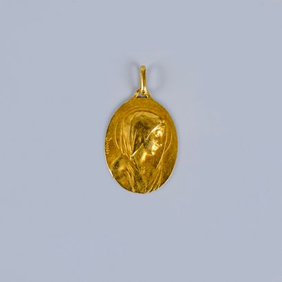 null Médaille de baptême de forme ovale, représentant la Vierge, en or 750. 

Gravure...