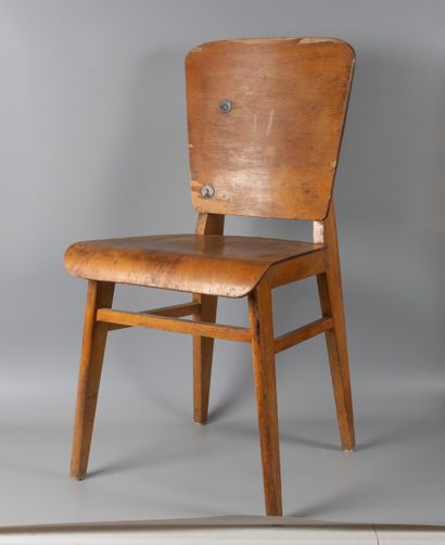  Jean PROUVÉ (1901-1984) 
Chair called "all wood 
Oak 
84 x 42 x 46 cm. 
Ateliers...