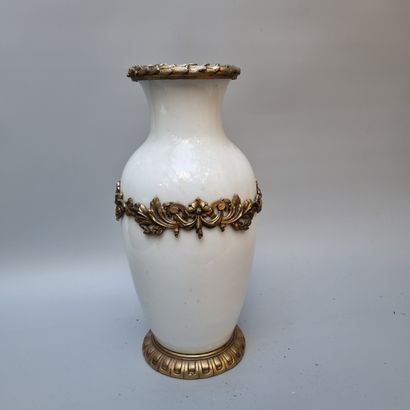 Vase en porcelaine émaillée blanc, monté...