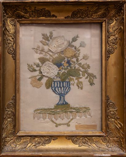  Broderie représentant un vase fleuri 
Dans un cadre 
36 x 26,5 cm. 
(accidents et...